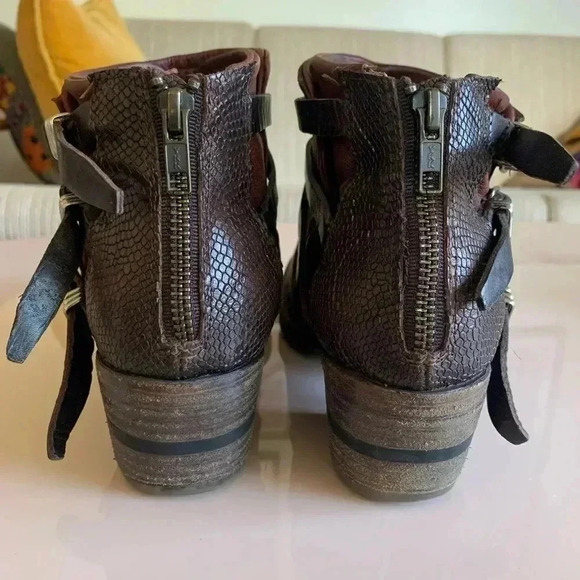 FREEBIRD Mateo Distressed Western Boot - Picture 12 of 15